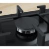 PPS9A6B90 (3) Gros plan d'un brûleur à gaz et du support de casserole en fonte de la table de cuisson Bosch PPS9A6B90.