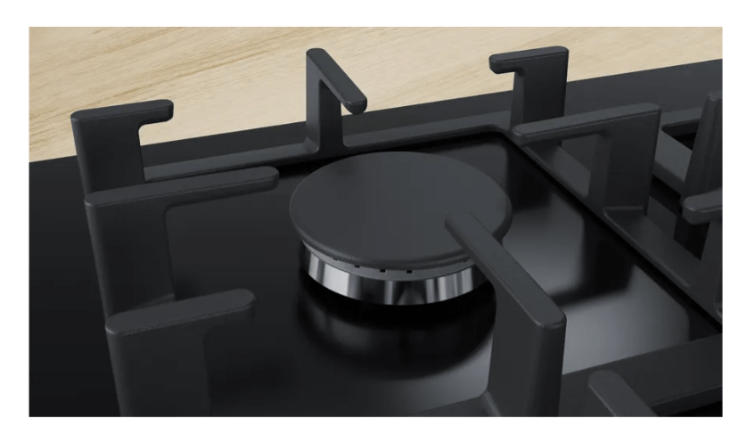 PPS9A6B90 (3) Gros plan d'un brûleur à gaz et du support de casserole en fonte de la table de cuisson Bosch PPS9A6B90.