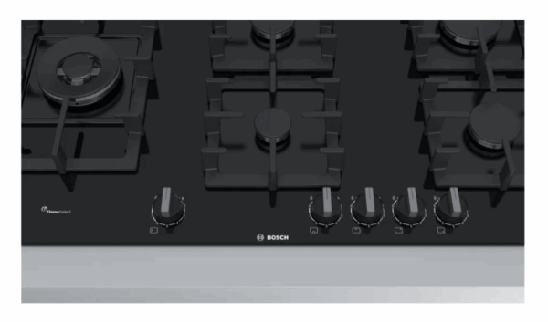Vue de face de la table de cuisson gaz Bosch PPS9A6B90 avec cinq boutons rotatifs et logo Bosch.