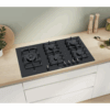 PPS9A6B90 (6) Table de cuisson gaz Bosch PPS9A6B90 encastrée dans un plan de travail en bois avec herbes et accessoires.