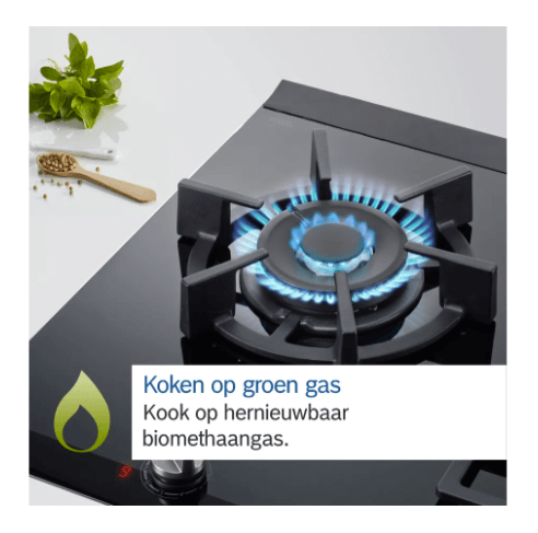 PPS9A6B90 (7) Gros plan du brûleur wok Bosch PPS9A6B90 avec flamme bleue, compatible avec le biogaz vert.