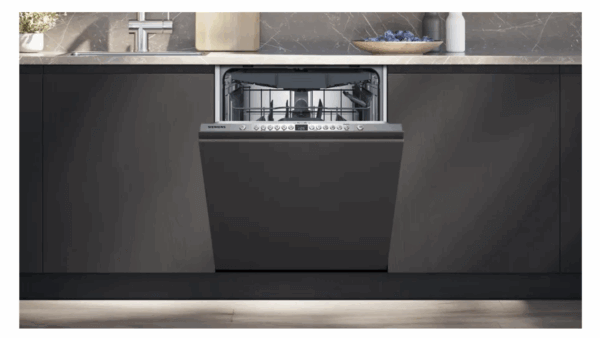 Lave-vaisselle tout intégrable Siemens SN616X01EF semi-ouvert dans une cuisine moderne