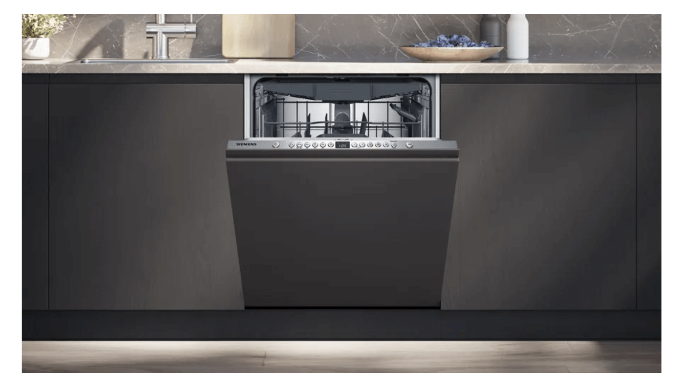 Lave-vaisselle tout intégrable Siemens SN616X01EF semi-ouvert dans une cuisine moderne