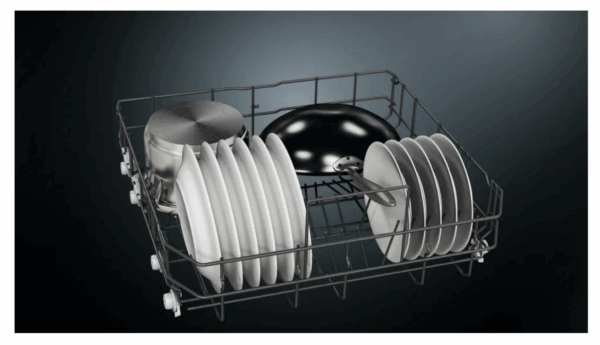 Panier inférieur avec vaisselle, casseroles et poêles dans le lave-vaisselle Siemens SN616X01EF