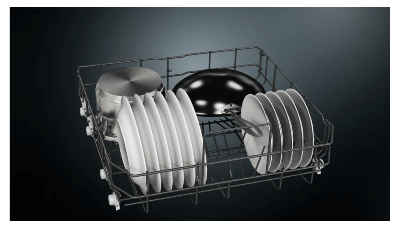 Panier inférieur avec vaisselle, casseroles et poêles dans le lave-vaisselle Siemens SN616X01EF